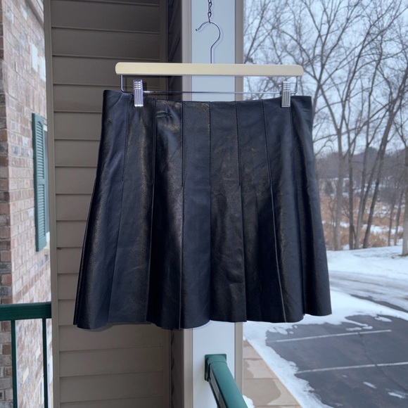 🆕 Antonio Melani Black Genuine Leather Pleated Mini Skirt Size 10 Classic Luxury - Picture 3 of 15